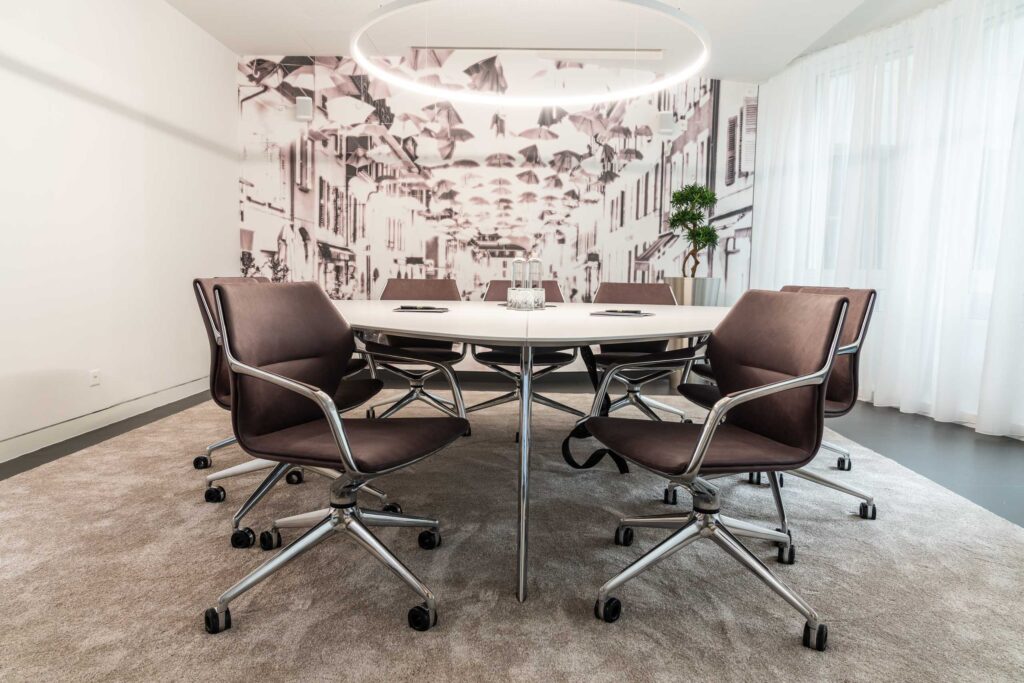 Sitzungszimmer mit gleichschenkligen Konferenztisch im Business Center Hôtel de Banque Genf Rue de la Corraterie